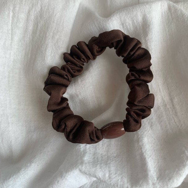 Lille scrunchie brun